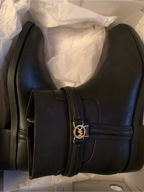 Michael Kors Black Leather eomen  Boots size 9m with Gold MK Emblem